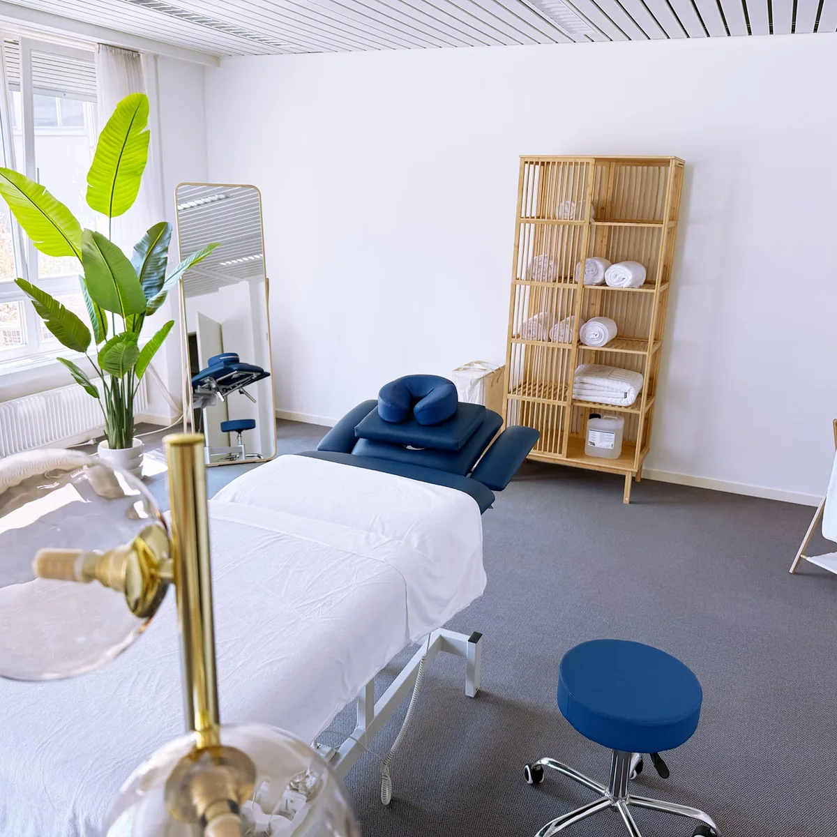 Empfang und Wartebereich der Praxis – Massage Zentrum Ehrendingen